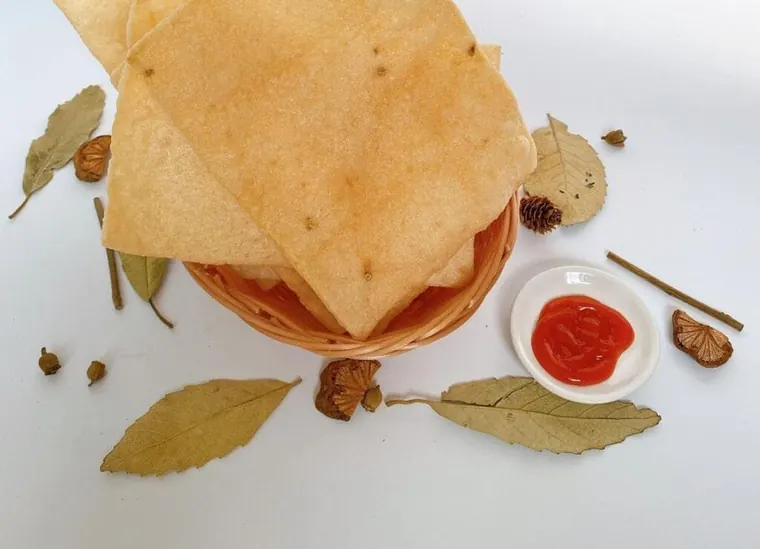 Bánh phồng tôm Cô Cấm sau khi chiên, giòn rụm
