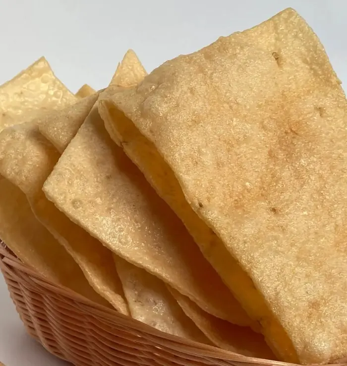 Bánh phồng tôm đã chiên xếp trong giỏ mây